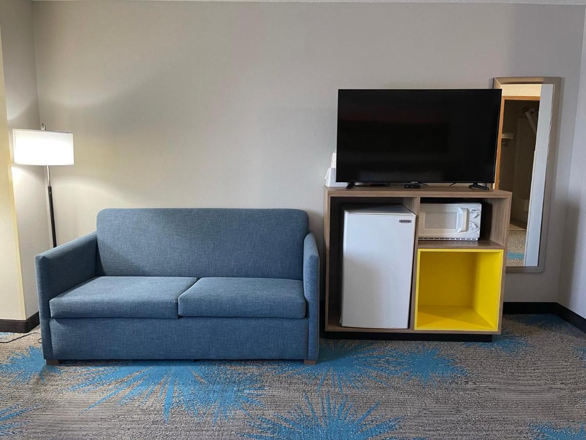 Days Inn By Wyndham Colby Bagian luar foto