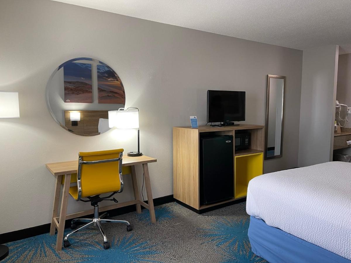 Days Inn By Wyndham Colby Bagian luar foto