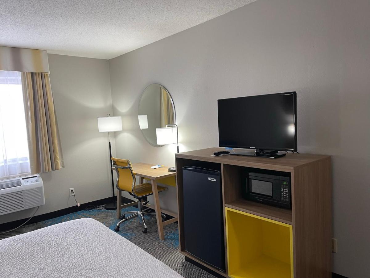 Days Inn By Wyndham Colby Bagian luar foto