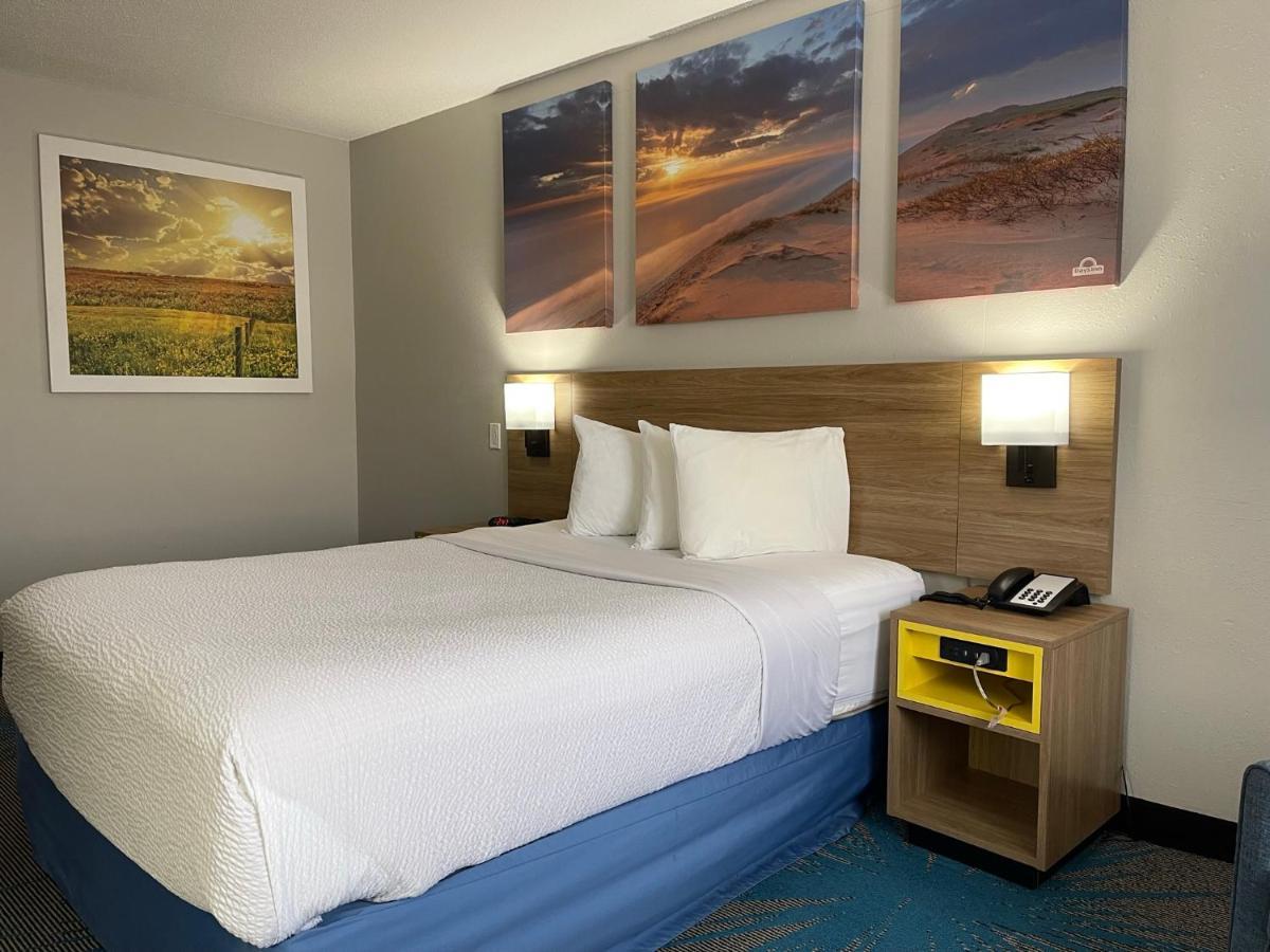 Days Inn By Wyndham Colby Bagian luar foto