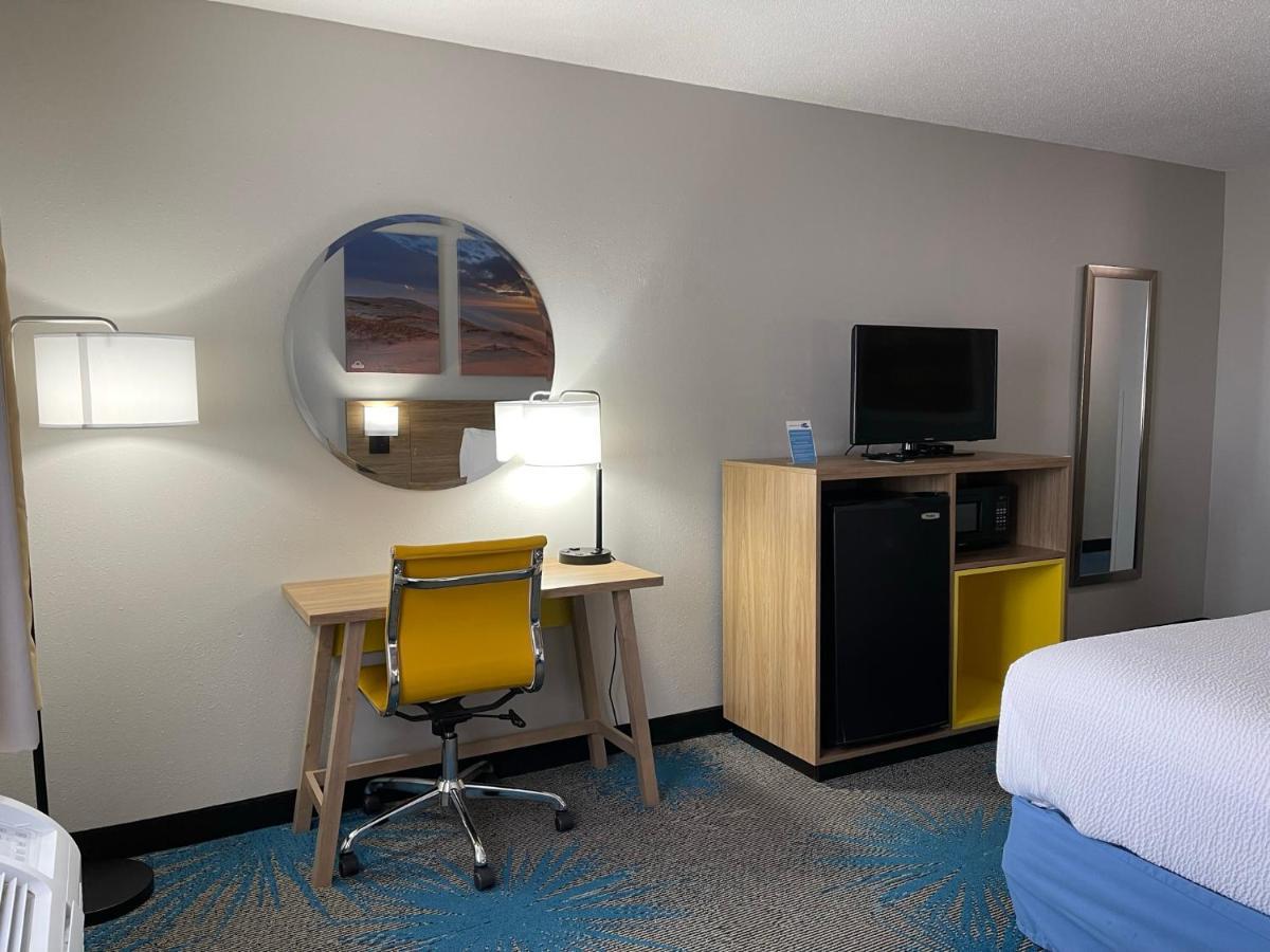 Days Inn By Wyndham Colby Bagian luar foto