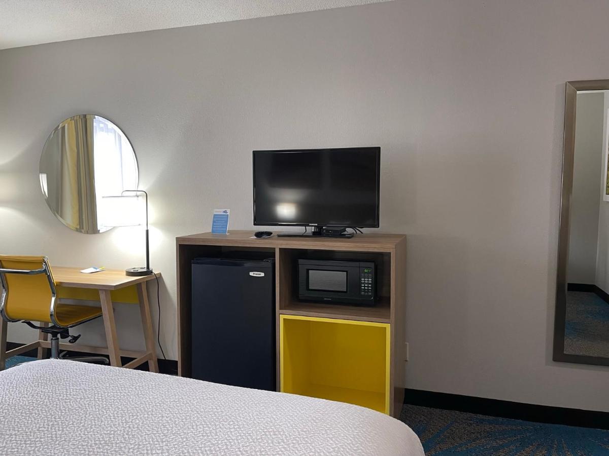 Days Inn By Wyndham Colby Bagian luar foto