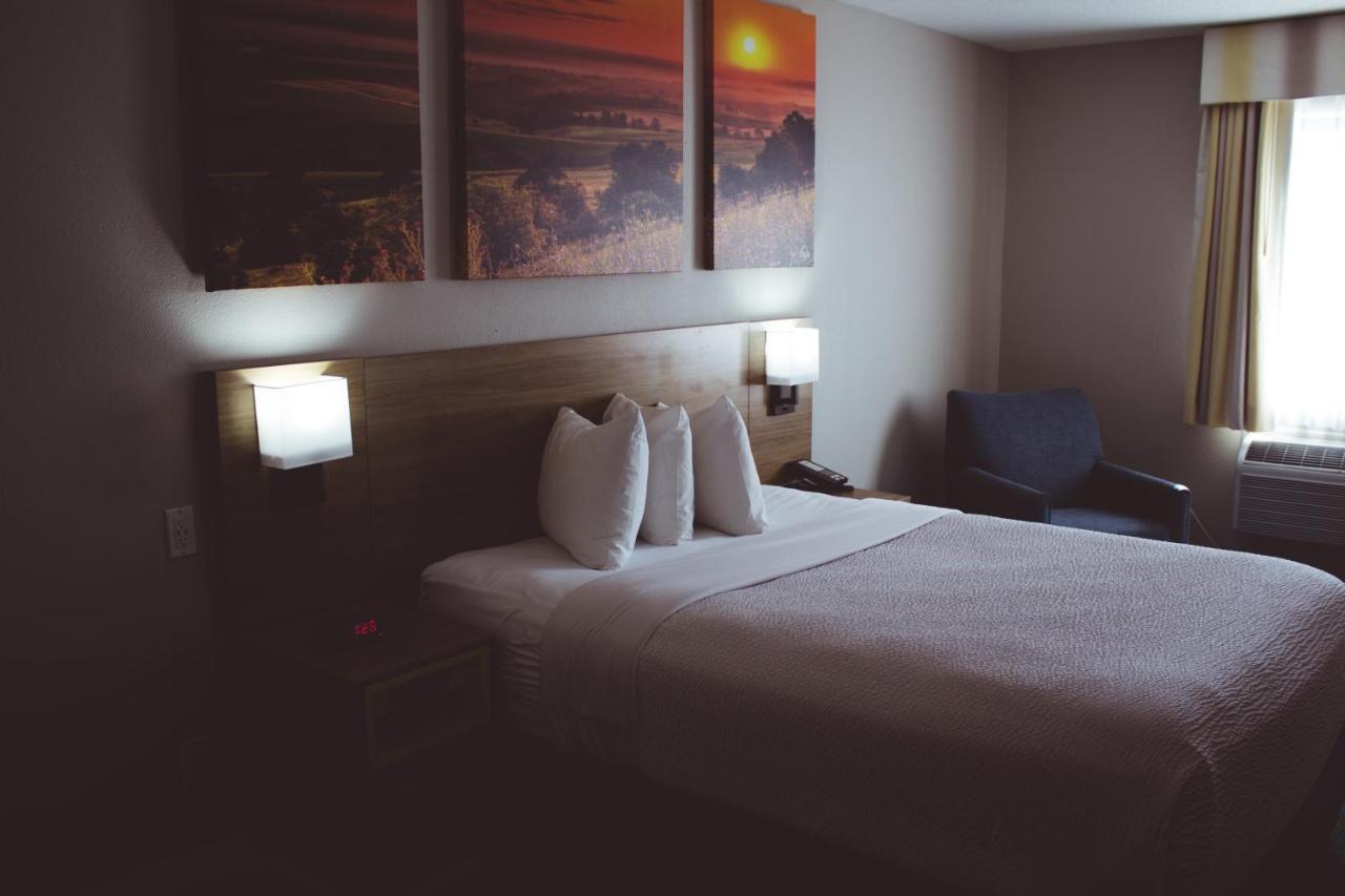 Days Inn By Wyndham Colby Bagian luar foto