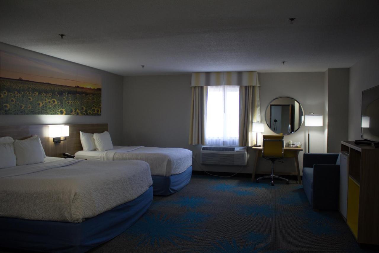Days Inn By Wyndham Colby Bagian luar foto