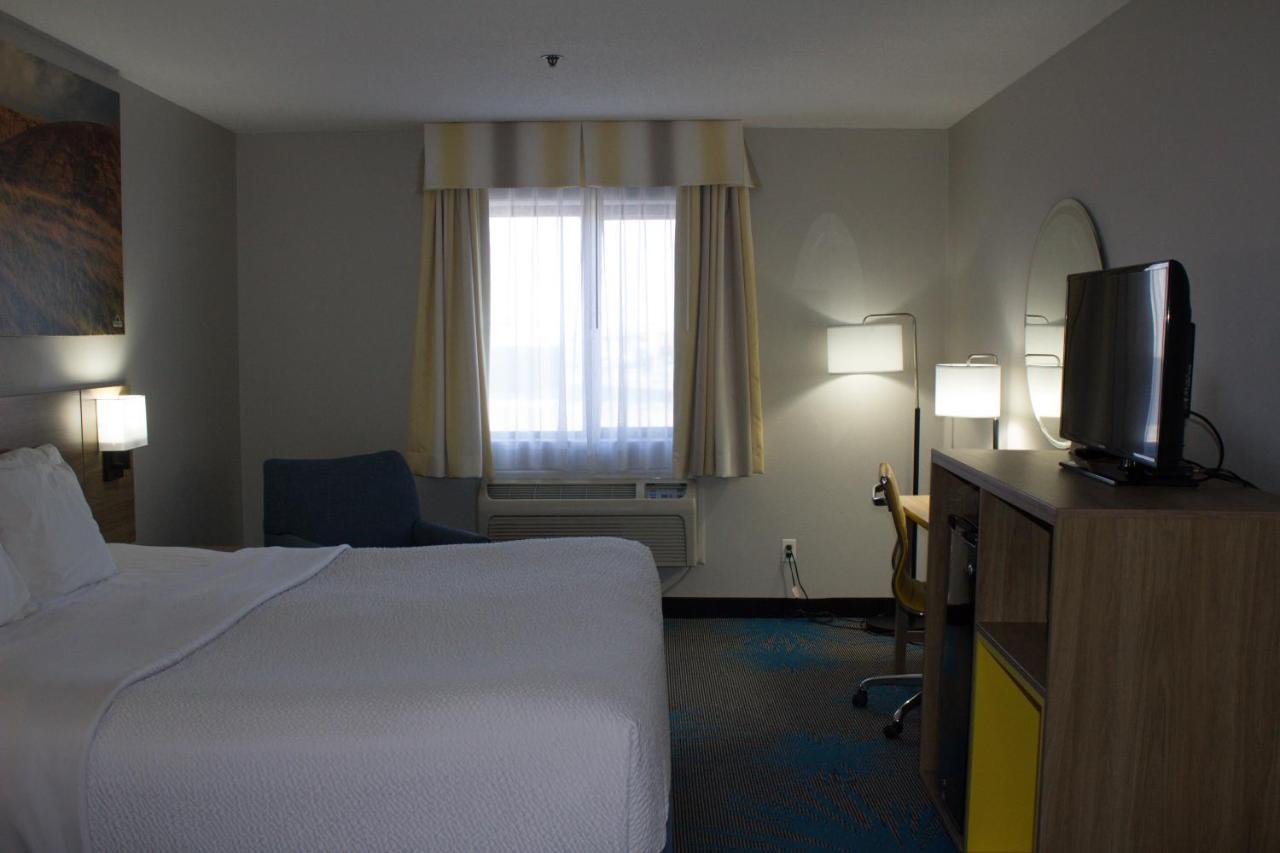 Days Inn By Wyndham Colby Bagian luar foto