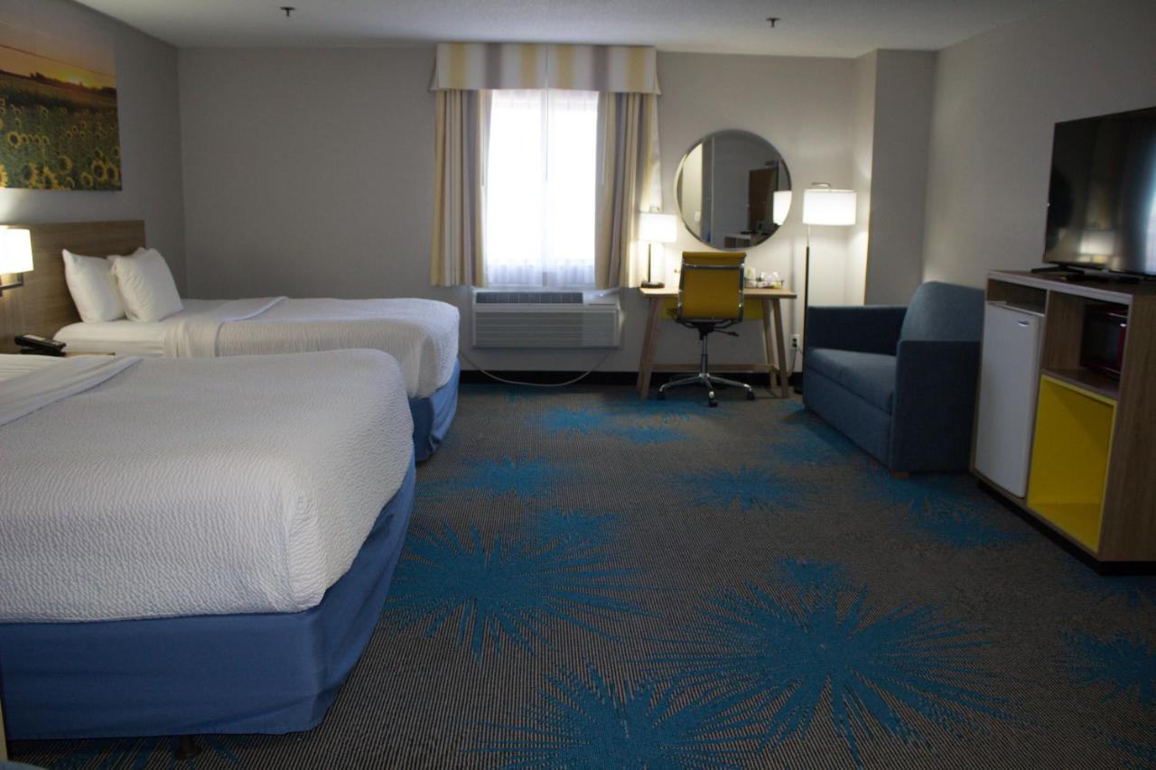 Days Inn By Wyndham Colby Bagian luar foto
