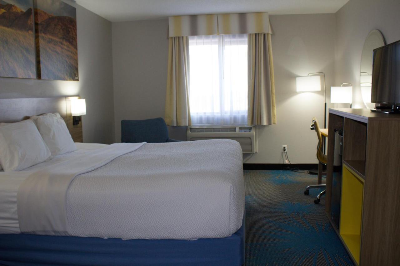 Days Inn By Wyndham Colby Bagian luar foto