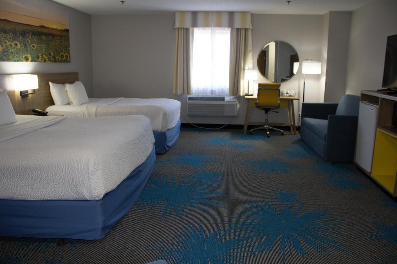 Days Inn By Wyndham Colby Bagian luar foto