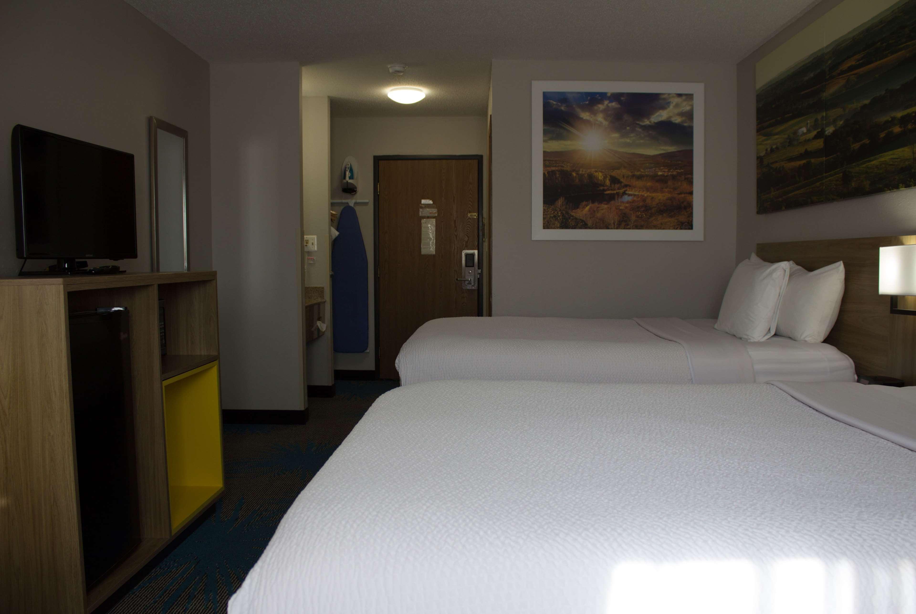Days Inn By Wyndham Colby Bagian luar foto