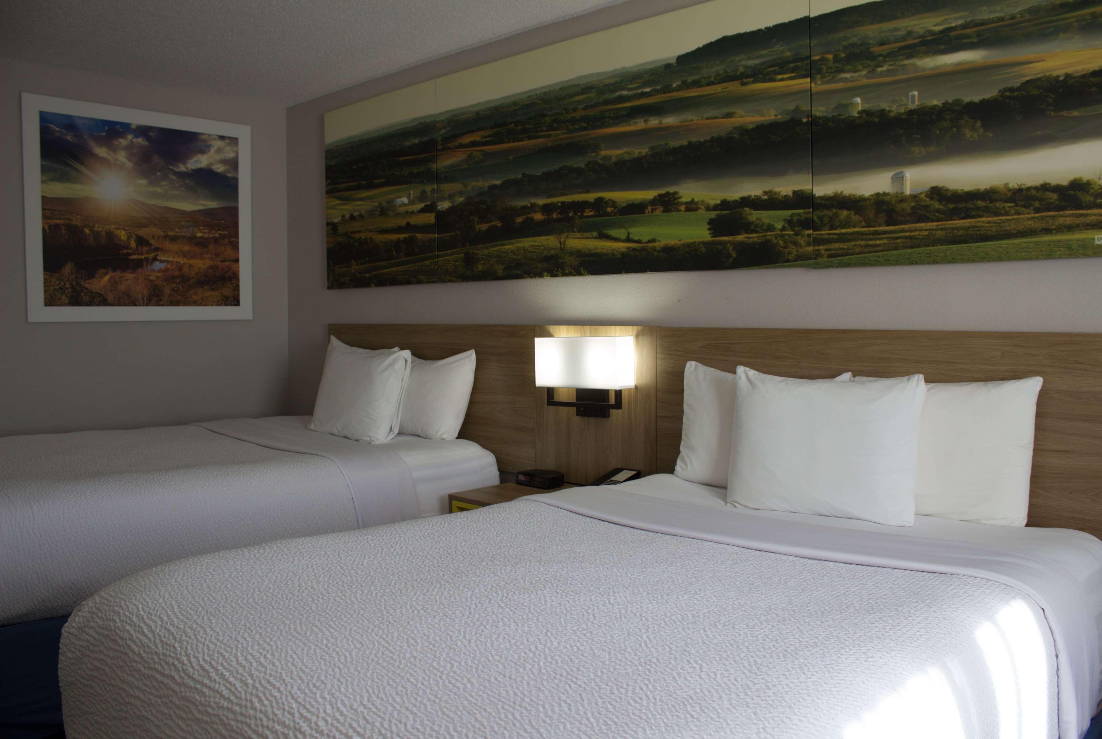 Days Inn By Wyndham Colby Bagian luar foto