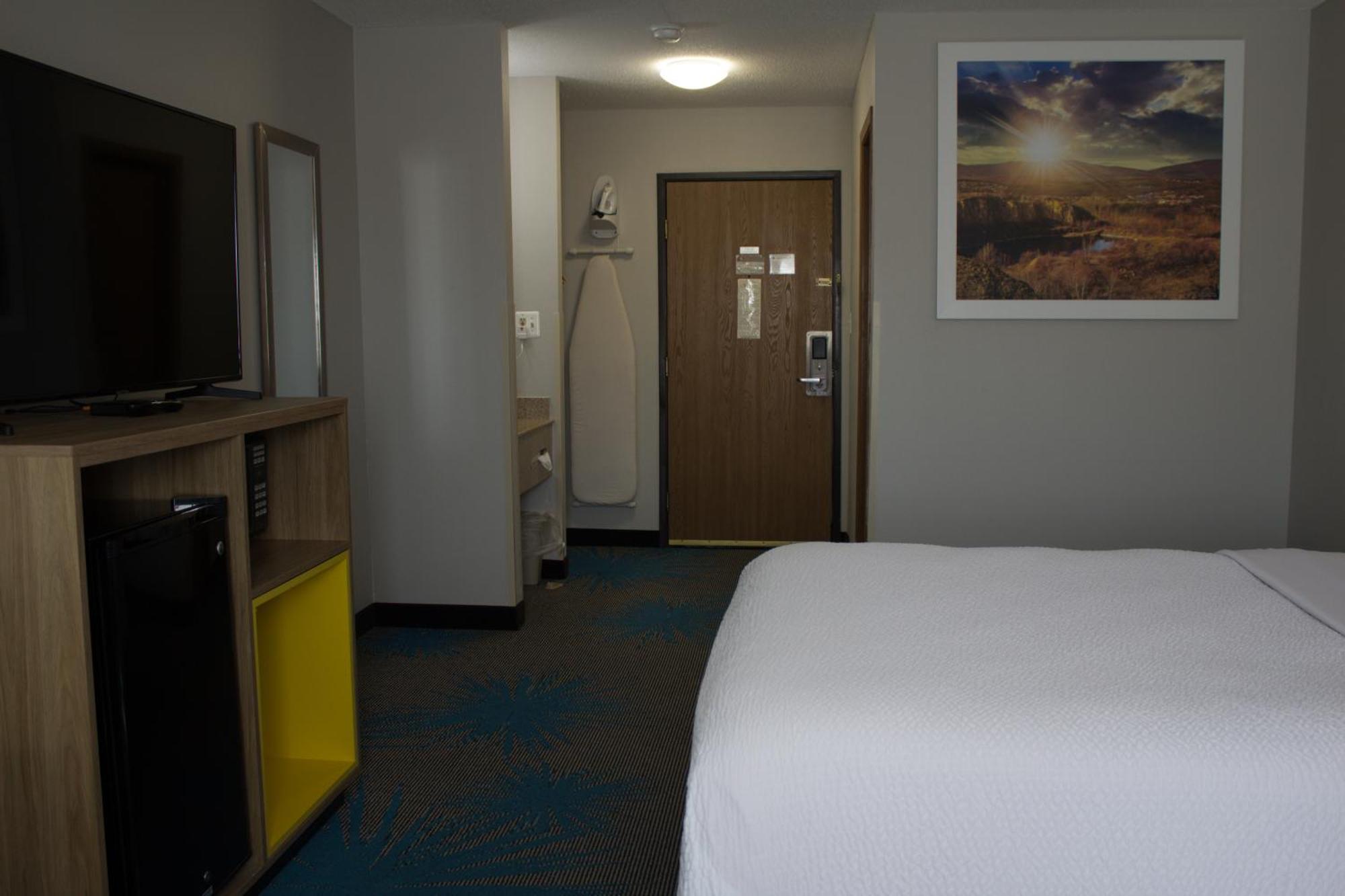 Days Inn By Wyndham Colby Bagian luar foto