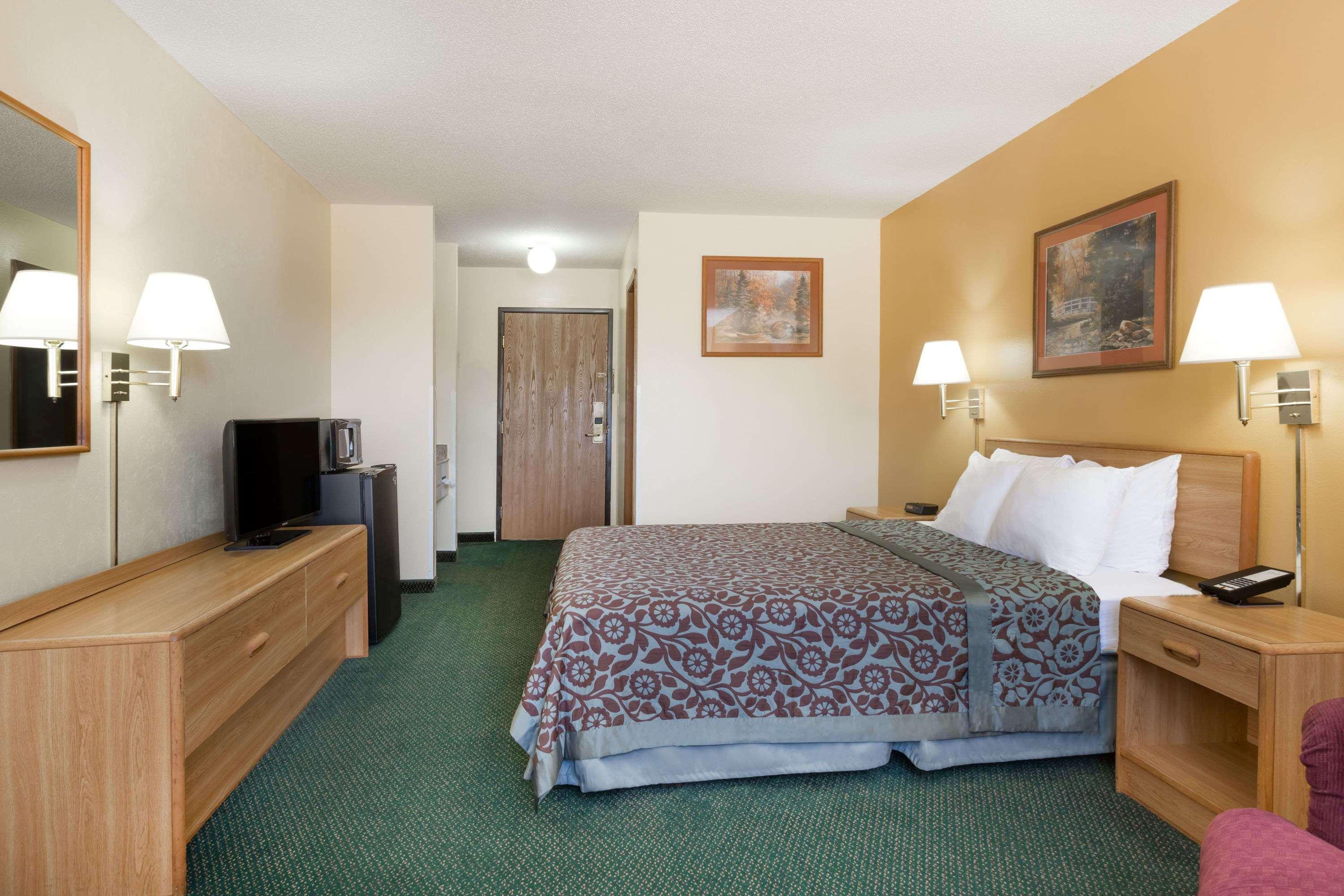 Days Inn By Wyndham Colby Bagian luar foto
