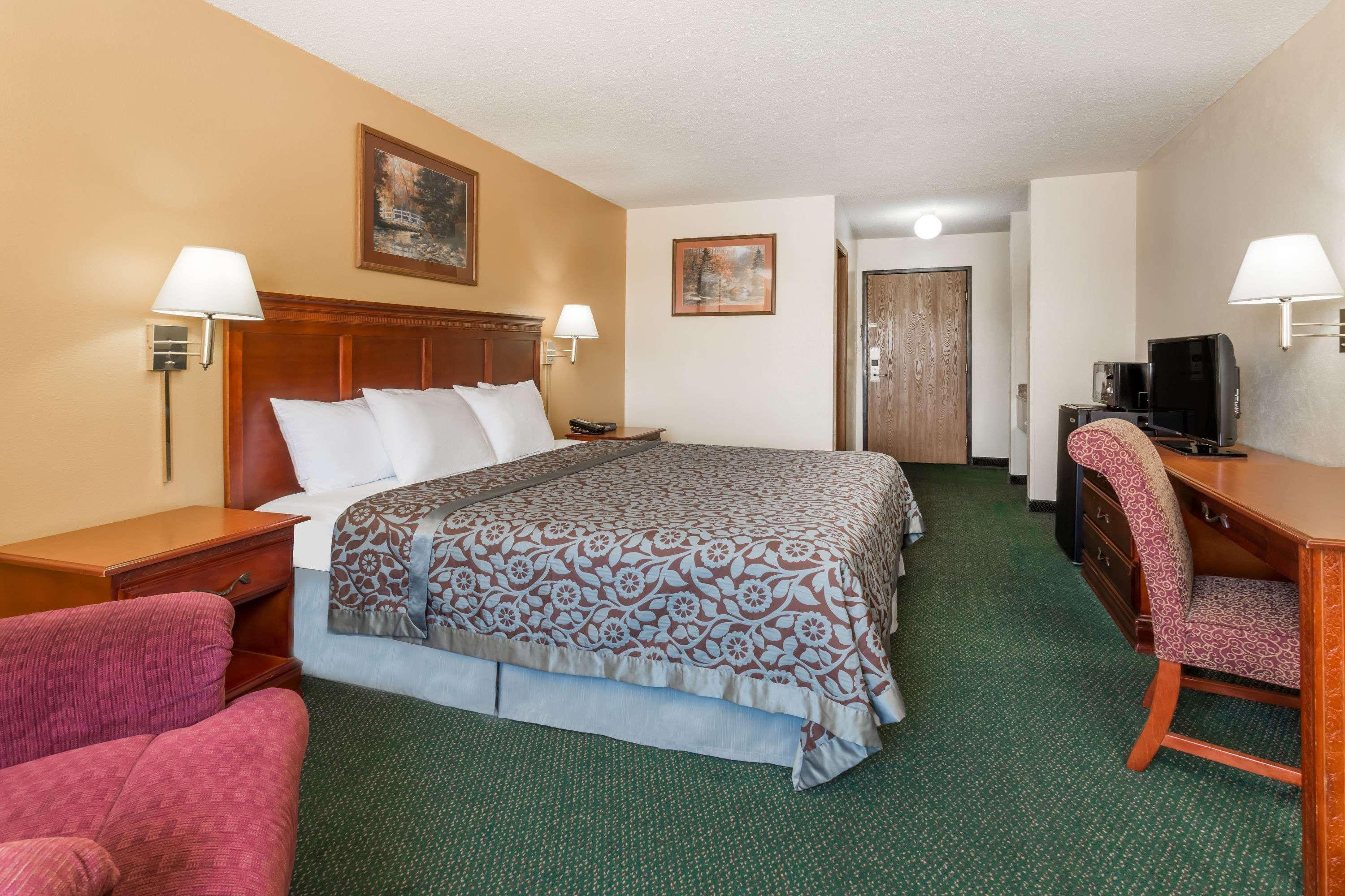 Days Inn By Wyndham Colby Bagian luar foto
