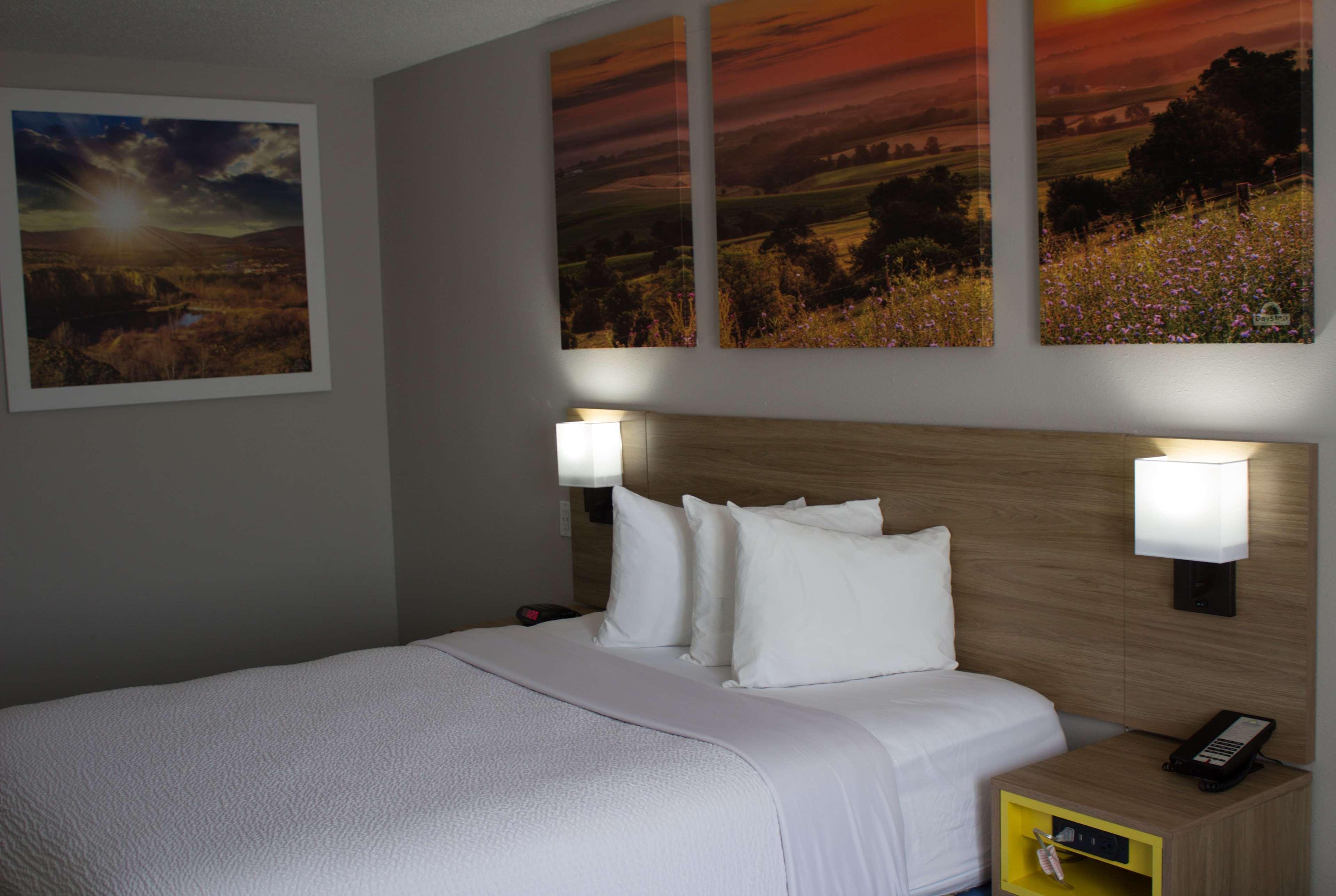 Days Inn By Wyndham Colby Bagian luar foto