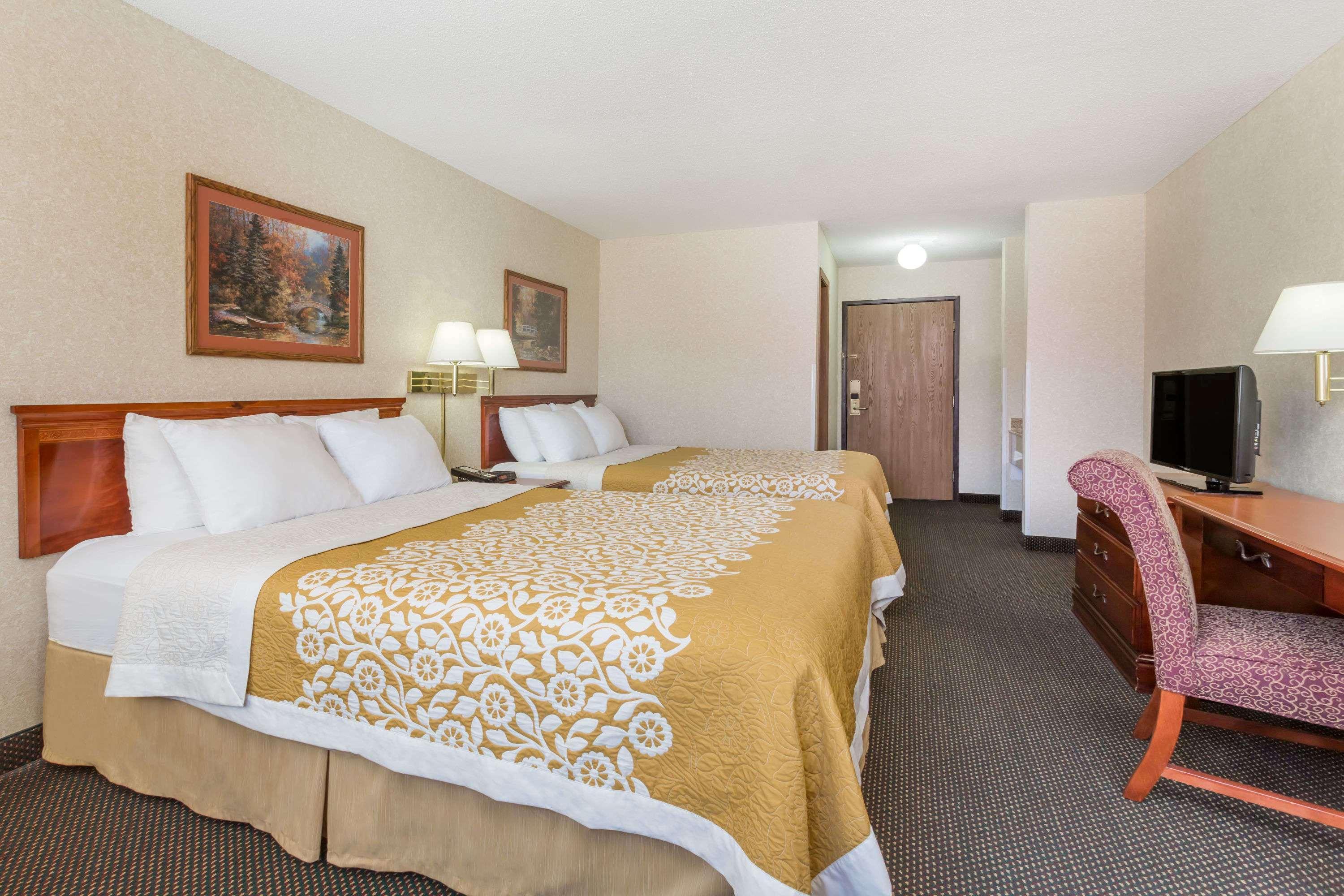 Days Inn By Wyndham Colby Bagian luar foto