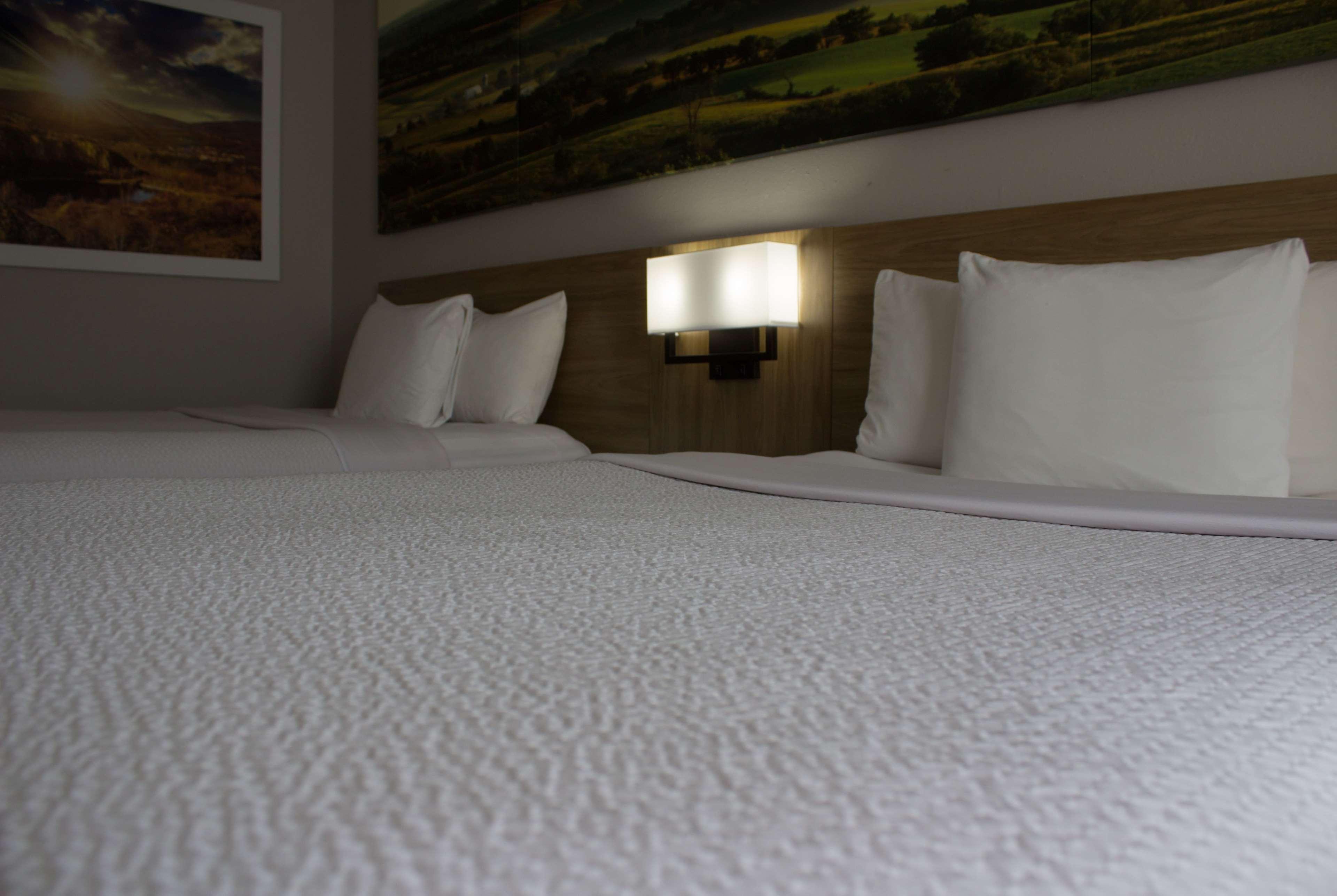 Days Inn By Wyndham Colby Bagian luar foto